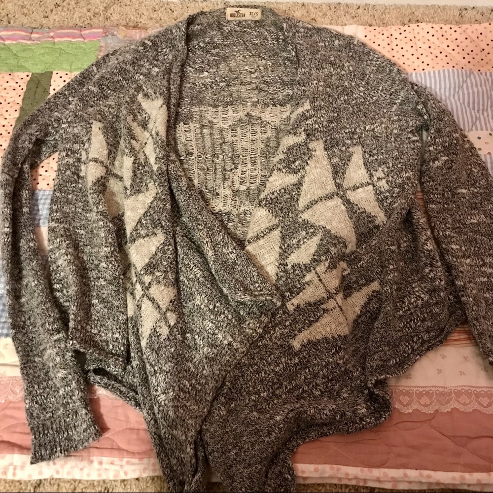 ⭐️3/$15⭐️ Hollister XS/S Gray & White Geometric Cardigan